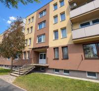 Lakóház színes homlokzattal a Holicsi Pozsonyi utcában, 1 szobás lakást kínálva.