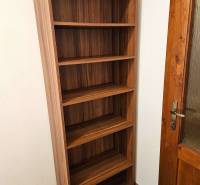 Ötpolcos polc faajtó mellett és fa dekoros padló.