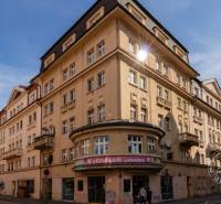 Történelmi épület a Grössling utca sarkán Pozsonyban - Óváros napsütéses idővel.