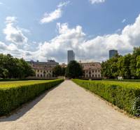 Járda szegélyekkel és épületekkel a háttérben, Pozsony történelmi központjában, a Grössling utcán.