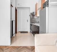 2 szobás lakás belső tere konyhával, fa dekorációjú padlóval és beépített készülékekkel.