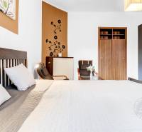 Hálószoba egy kétszobás lakásban ággyal, gardróbbal és faldekorációval.