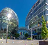 A Vavilov utcában a modern épületek körülveszik a zölddel és gyalogosokkal teli teret.