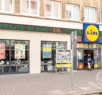 Épület a Pozsonyi Dunajská utcában, üzlettel és pénzváltóval.