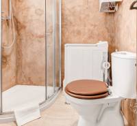 Fürdőszoba zuhanyzóval és mosógéppel egy kétszobás lakásban.