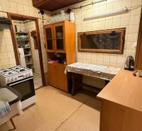 Konyha a faháznál gázkályhával, fa dekorációval és konyhapulttal.