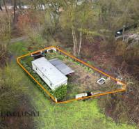 Ház Gabčíkovo-ban, erdőkkel körülvéve, bekerített telekkel és mobilházzal.