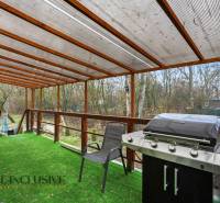 Gabčíkovo terasz műfüves grillezővel és ülőgarnitúrával.