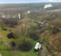 Légi felvétel egy házról és környékéről a Duna közelében, Gabčíkovo mellett.