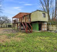 Faház Gabčíkovo-ban emelt terasszal, gondozott telken.