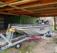 A gabčíkovi ház alatt egy csónak van a pótkocsin.