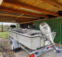 Fedett hely a gabčíkovi háznál, utánfutón lévő csónakkal és motorral.