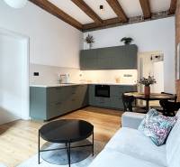 Kényelmes 2 szobás lakás nyitott konyhával a Vajnorská utcában, fa gerendákkal, téglafallal.