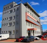 Irodaház a Pozsony-Ruzsinov Trenčianska utcában parkolóval.