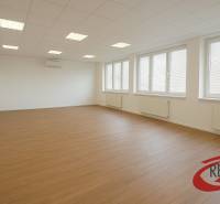 Tágas irodák fa dekor padlóval és légkondicionálóval.