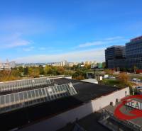 Kilátás az irodaházakra a pozsonyi Ružinovban, a Trenčianska utcában.