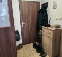 Előszoba egy kétszobás lakásban, faajtókkal és fa dekorációjú padlóval.