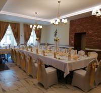 Nagyszerűen díszített terem szállodákban és panziókban kőburkolattal és hatékony világítással.