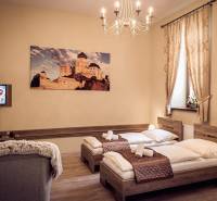 Szoba szállodákban és panziókban lámpával, ággyal és várral a képen.