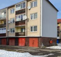 Társasház a Podolinci Družstevná utcában, 3 szobás lakással és garázsokkal, hótakaróval.