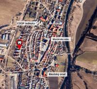 Podolínec egy részének légi felvétele, beleértve a Družstevná utcát és a 3 szobás lakás elhelyezkedését.