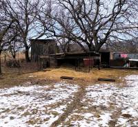 Havas lakóterületek fákkal a Békesség utcában, Krasznahorkaváralján.