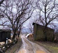 Blatová utca Krasznahorkaváralján a Béke utcán, fákkal és épületekkel körülvéve. Telkek - lakhatás.