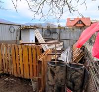 Pozemky - lakóhely a Mierová utcában, Krásnohorské Podhradie anyagokkal és hordókkal.