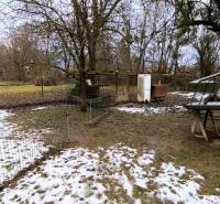 Telek a Mierová utcában, Krásnohorské Podhradíban, fűvel és hóval, lakhatásra alkalmas.