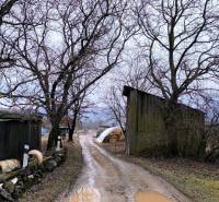 Sáros út pocsolyákkal vezet a Krásnohorské Podhradie-i Mierová melletti pajták mellett. Telkek - lakóövezet.