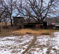 Havas telek lakhatásra Krasznahorkaváralján, Mierová utca, nagy fákkal.