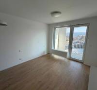 Garzonlakás fa dekorációjú padlóval és erkélyes kilátással a városra.