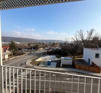 Kilátás az erkélyről Pozsonyban - Dúbravkán az Agátová utcában, úttal és házakkal.