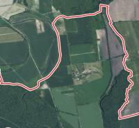 Légi felvétel a mezőgazdasági és erdőterületekről Vysoká pri Morave közelében.