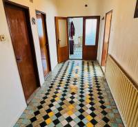 Családi ház folyosója színes geometrikus mintával a padlón.