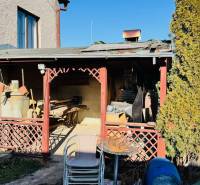 A partizánskei Veľké Bielice családi házának külső része régebbi tárolt szerszámokkal.