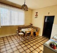 Konyha családi házban olasz csempével és fehér konyhai kiegészítőkkel.