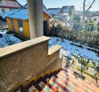 A családi ház kertje Nagybélen, Partizánskán, fedett résszel és hótakaróval.