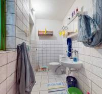 Fürdőszoba családi házban világos csempékkel és színes dekorációkkal.