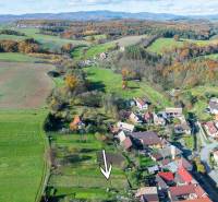 Kilátás Lieskovec-re, ahol családi házak láthatók, amelyeket természet és mezők vesznek körül.