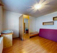 Családi ház belső tere fa dekorációjú padlóval és bútorokkal.