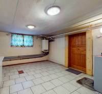 Családi ház pincéje fehér csempével a padlón.