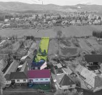 Lieskovec légifelvétel családi házzal és hosszú telekkel az előtérben.