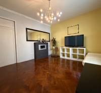 Nappali szoba fa dekor padlóval egy 5 vagy több szobás lakásban.