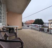 A pozsonyi Záhorská Bystrica városrészben található családi ház erkélye a Bratislavská utcán.