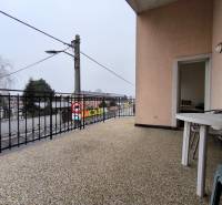 A pozsonyi Záhorská Bystrica városrészben található családi ház erkélye a Bratislavská utcán.