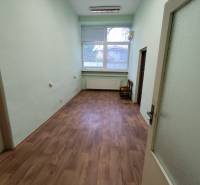 Irodák fa dekor padlóval és nagy ablakkal, bérlésre kínálva.