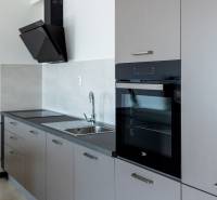 Konyha lineáris konyhabútorral és beépített sütővel egy 3 szobás lakásban.