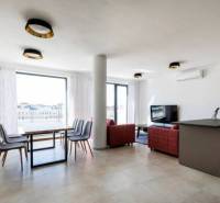 Ebédlő és nappali fa dekor padlóval egy háromszobás lakásban.