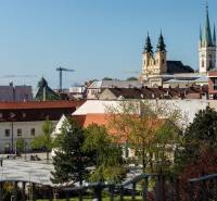 Nyitra történelmi központja a katedrálissal és darukkal, alkalmas 3 szobás lakás számára.